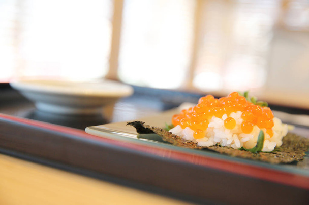 Comida japonesa ikura sushi, huevas de salmón con arroz
  - Foto, imagen