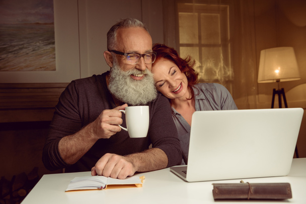 couple using laptop at home - Foto, Bild