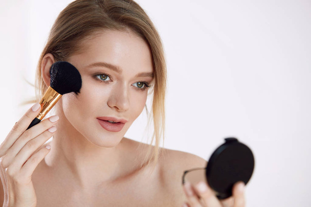 Face Beauty. Woman Applying Makeup Powder With Cosmetic Brush - Foto, Imagen