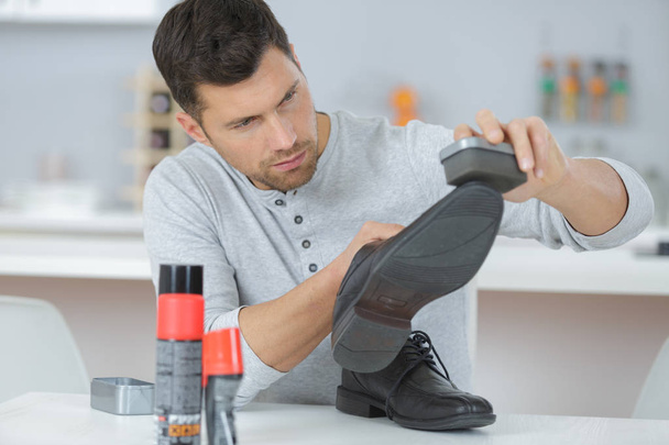 hommes pour prendre soin de chaussures en cuir
 - Photo, image