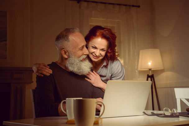 Couple moyen-âge regardant ordinateur portable
 - Photo, image