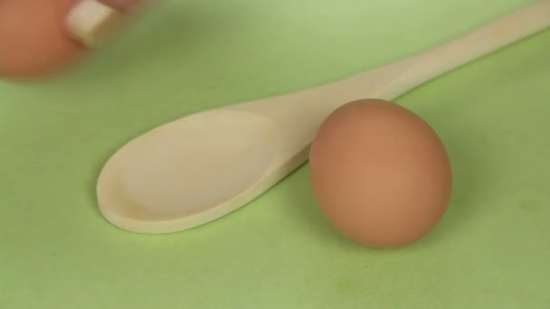 Close up a fresh egg being cracked into a ramekin. - Metraje, vídeo