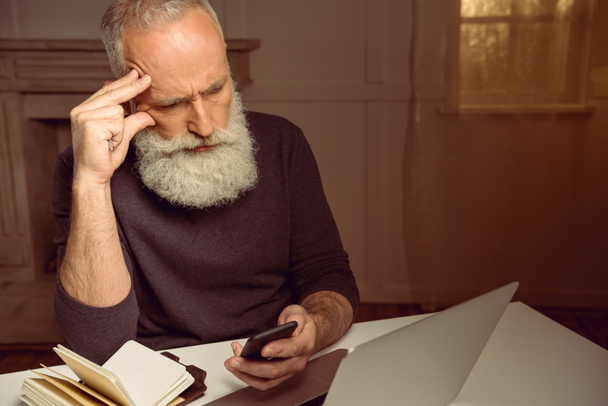 szürke hajú ember használ smartphone - Fotó, kép