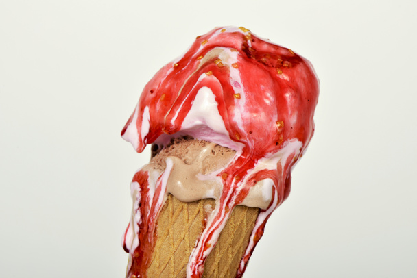 コーンのアイス クリームの融解 - 写真・画像