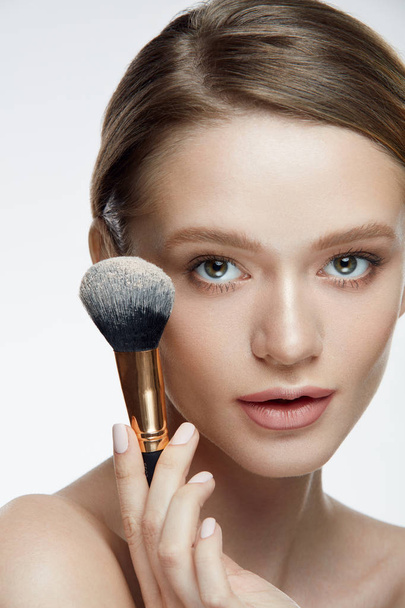 Cosmetics. Portrait Of Sexy Girl Holding Cosmetic Powder Brush - Foto, Imagen