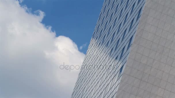 chmur przepływających przez budynek biurowy - Materiał filmowy, wideo