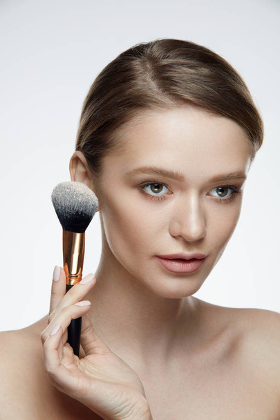 Cosmetics. Portrait Of Sexy Girl Holding Cosmetic Powder Brush - Φωτογραφία, εικόνα