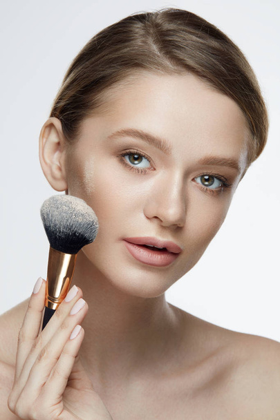 Cosmetics. Portrait Of Sexy Girl Holding Cosmetic Powder Brush - Zdjęcie, obraz
