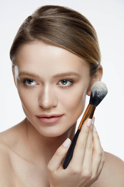 Beauty Makeup. Portrait Of Beautiful Woman With Cosmetic Brush - Foto, imagen