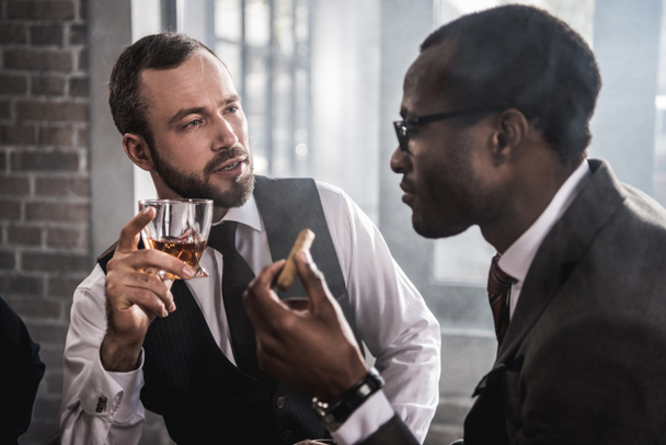 Deux hommes confiants avec cigare et verre de boisson alcoolisée parler
 - Photo, image
