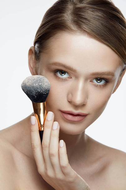 Beauty Makeup. Portrait Of Beautiful Woman With Cosmetic Brush - 写真・画像