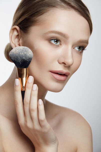 Beauty Makeup. Portrait Of Beautiful Woman With Cosmetic Brush - 写真・画像