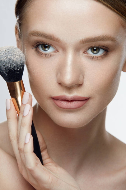 Beauty Makeup. Portrait Of Beautiful Woman With Cosmetic Brush - Foto, imagen