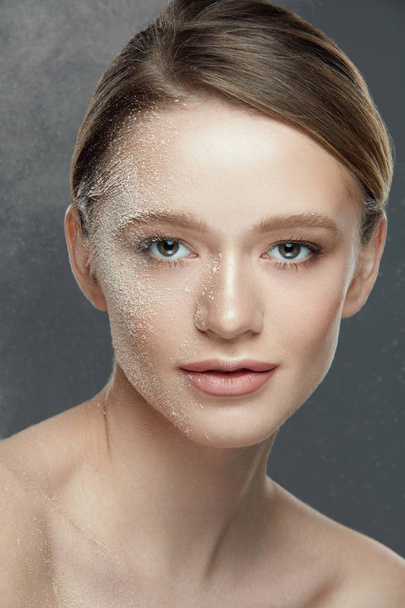 Beauty Makeup Cosmetic. Beautiful Woman's Face With Loose Powder - Zdjęcie, obraz