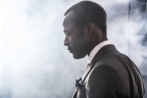 Profilo ritratto di uomo d'affari afro-americano fiducioso in giacca e cravatta distogliendo lo sguardo
 - Foto, immagini