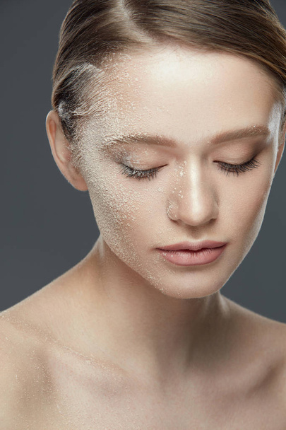 Beauty Makeup Cosmetic. Beautiful Woman's Face With Loose Powder - Fotó, kép