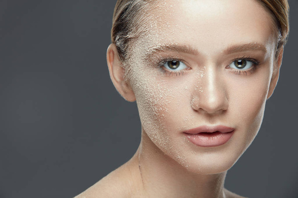 Beauty Makeup Cosmetic. Beautiful Woman's Face With Loose Powder - Фото, зображення