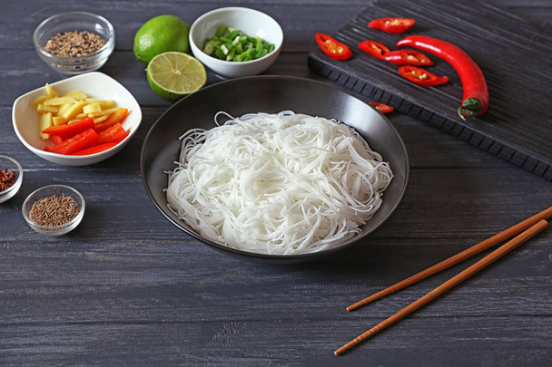 Plate with rice noodles - 写真・画像
