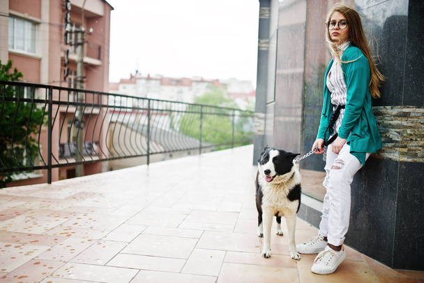 Gözlük ve yırtık kot pantolonla russo-Avrupa laik trendy kız - Fotoğraf, Görsel
