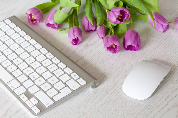 Scrivania da ufficio donna con fiori in fiore
 - Foto, immagini