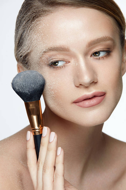 Beauty Face. Beautiful Female With Makeup Powder And Brush - Zdjęcie, obraz