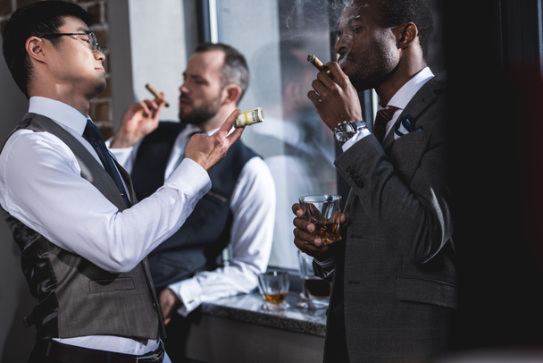groupe d'hommes d'affaires fumant des cigares ensemble pendant la pause
 - Photo, image