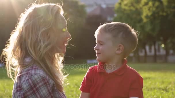 Ευτυχισμένο παιδί φιλιά χαμογελώντας μαμά του - Πλάνα, βίντεο