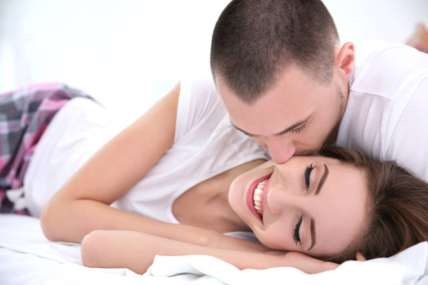 ζευγάρι ξαπλωμένο μαζί στο κρεβάτι - Φωτογραφία, εικόνα