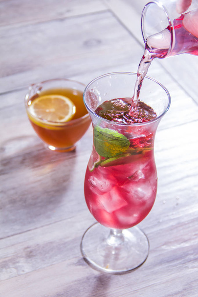 fresh cocktail with lemon and mint - Foto, afbeelding