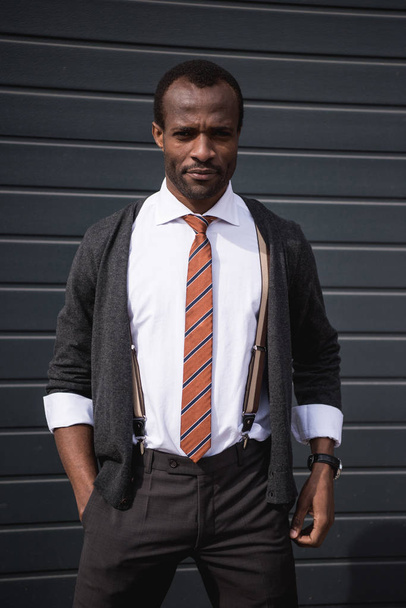 mladí jistý africký americký podnikatel stojící venku - Fotografie, Obrázek