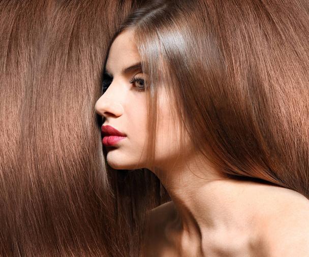 Beautiful young woman with shiny long hair. Beauty concept - Foto, Bild
