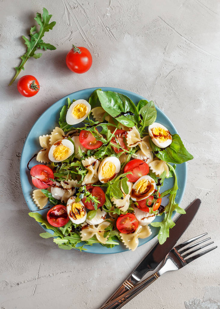 Pasta salaatti viiriäisen munia, tomaatteja, rucola, mozzarella ja basilika
 - Valokuva, kuva