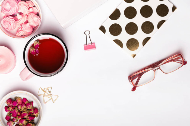 Pink objects and herbal tea - Foto, Bild