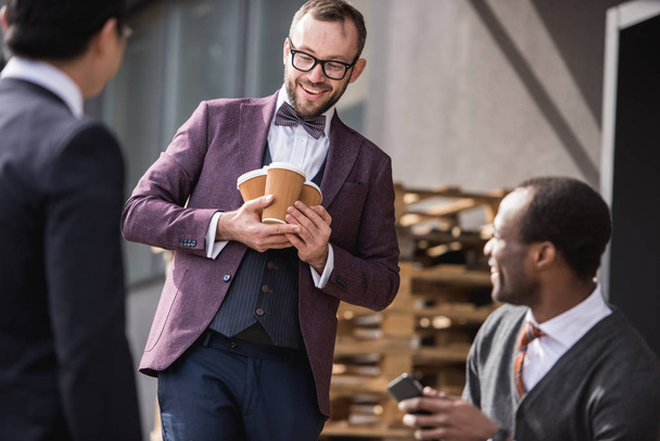молодих багатонаціональних бізнесменів у формальному одязі зустріч на кав'ярні на відкритому повітрі, зустріч ділової команди
 - Фото, зображення