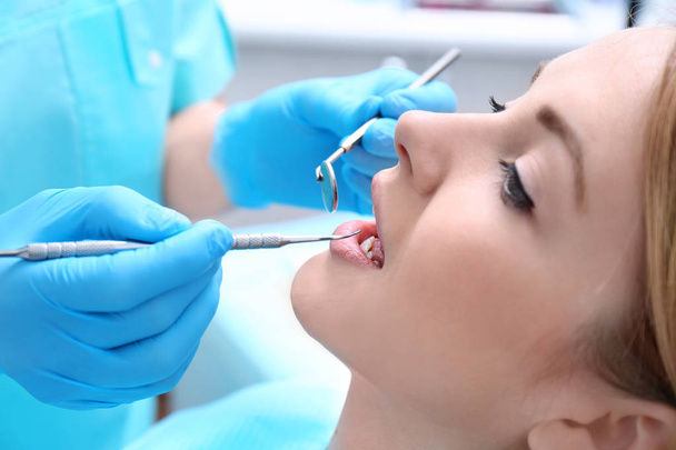 Dentist examining patient's teeth in clinic - 写真・画像