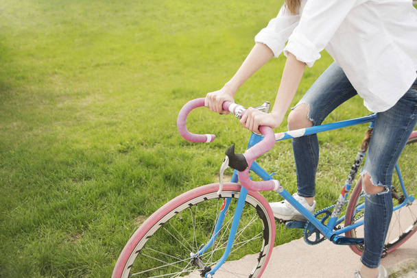  girl rides her hipster bike - Foto, Bild