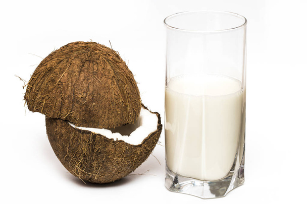 Lait de coco et noix de coco isolés sur blanc
 - Photo, image