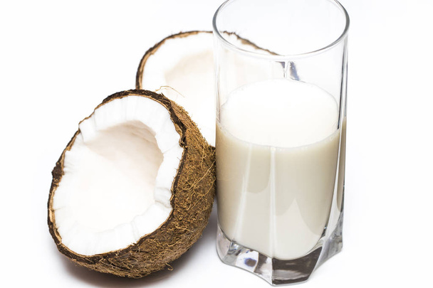kokosmelk en kokos geïsoleerd op wit - Foto, afbeelding
