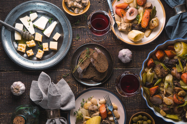 Feast with kasul, cheese, bread, olives and wine - Foto, Imagem