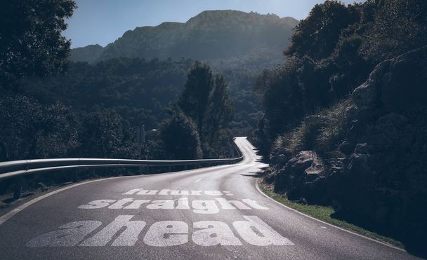largo camino desierto a través de las montañas con palabras futuro recto escrito en asfalto
 - Foto, Imagen