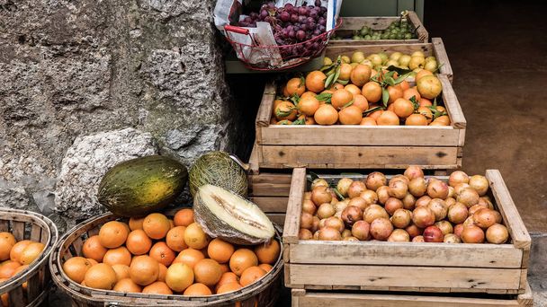 portakal ve diğer meyveler bir mağaza dışında ahşap kasa - Fotoğraf, Görsel
