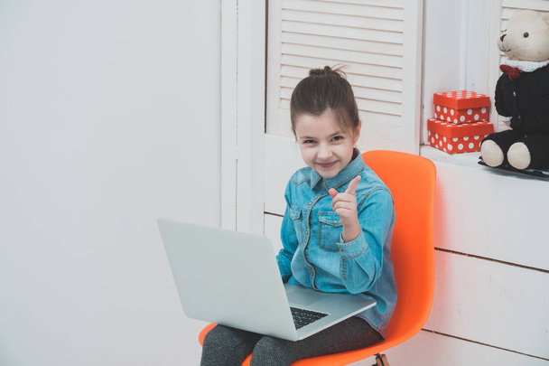 Happy girl pointing finger with laptop - Foto, Imagem