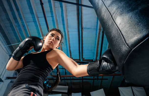 The female boxer training at gym - Zdjęcie, obraz