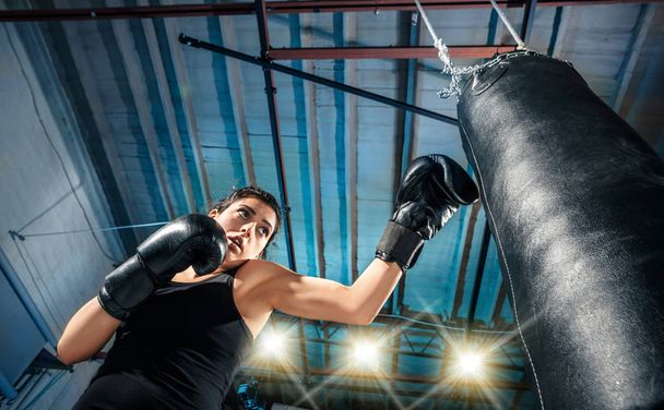 The female boxer training at gym - Foto, immagini