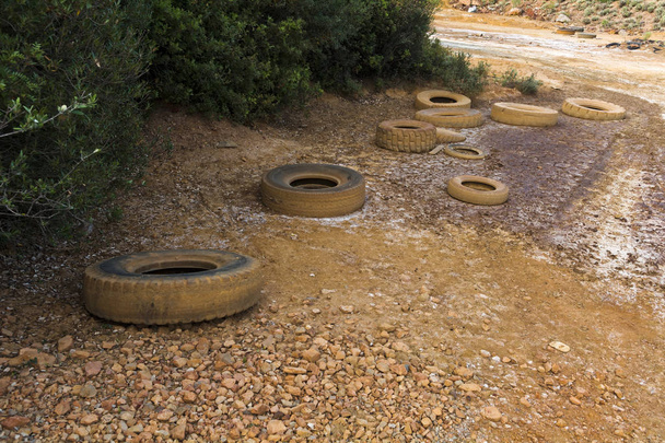 Pollution des sites d'enfouissement des pneus
 - Photo, image