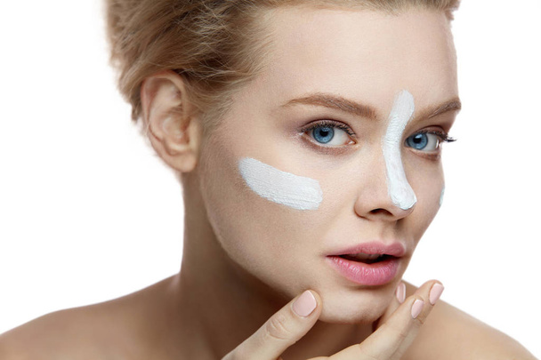 Skin Care. Woman Putting Stripes Of Clay Mask On Skin - Foto, immagini