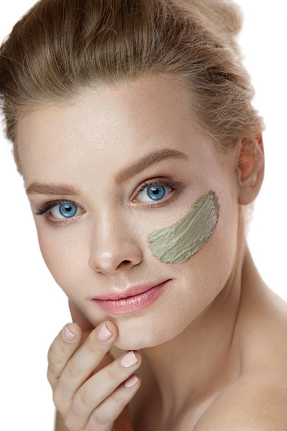 顔治療。粘土マスクのストライプを持つ美しい女性  - 写真・画像