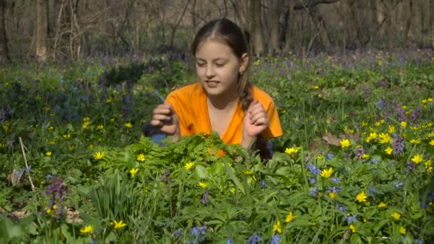 Egy tizenéves lány abban rejlik, hogy a tavaszi fű - Felvétel, videó