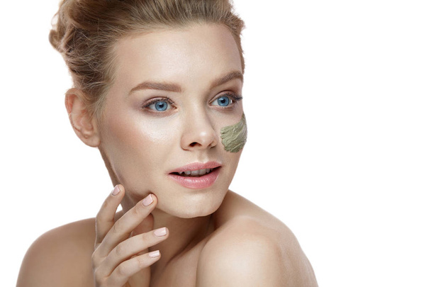 Лікування обличчя. Красива жінка зі смужкою глиняної маски
  - Фото, зображення