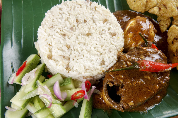 Nasi dagang, Malezya Yarımada'nın Doğu kıyısındaki bir popüler Malezya yemek. - Fotoğraf, Görsel